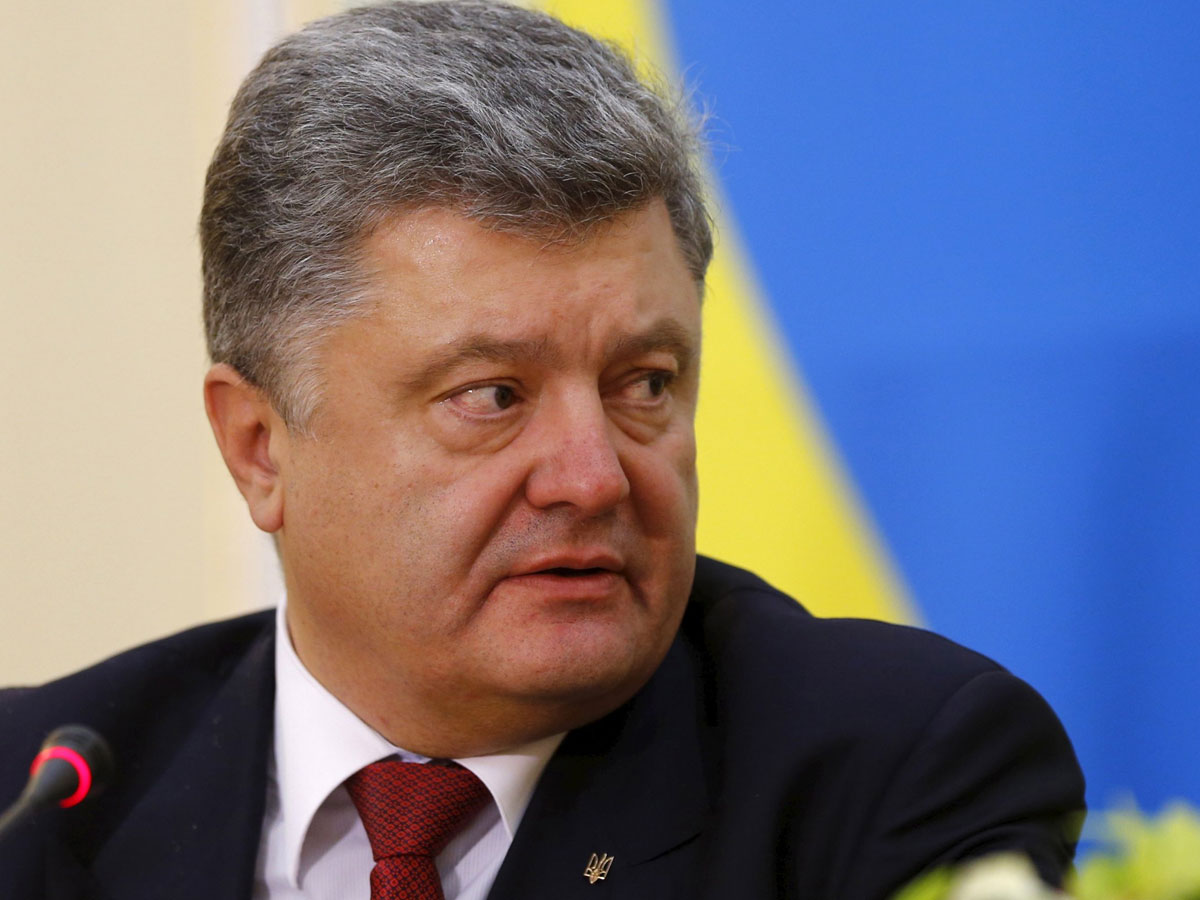Против сторонников Порошенко у здания суда в Киеве применён газ