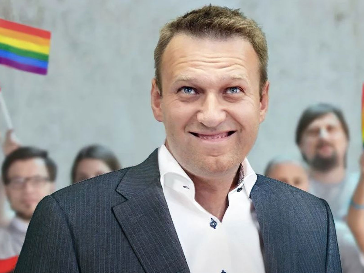 Алексей Навальный улыбается