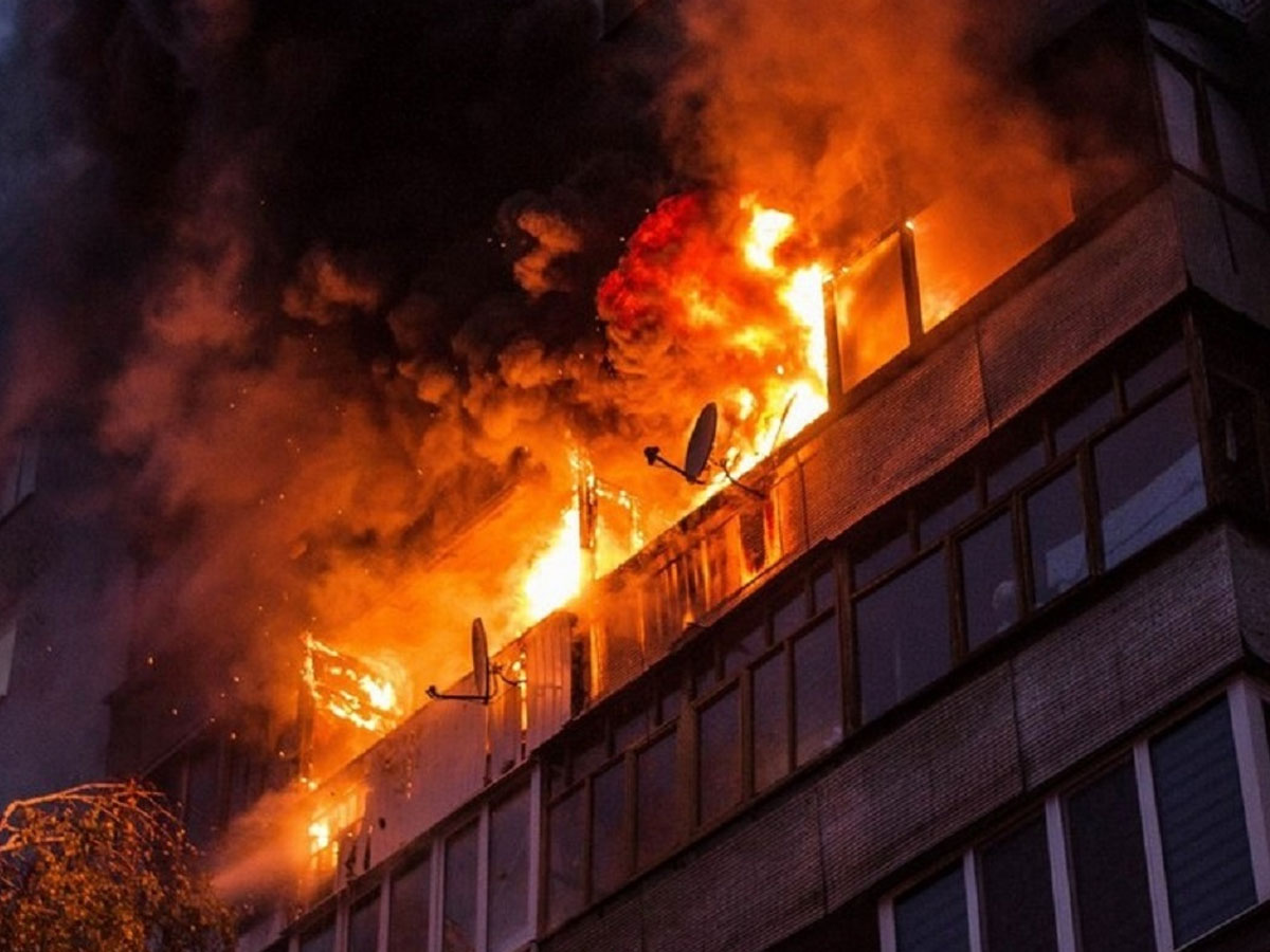 Мощный пожар вспыхнул на территории судостроительного завода в Херсоне  